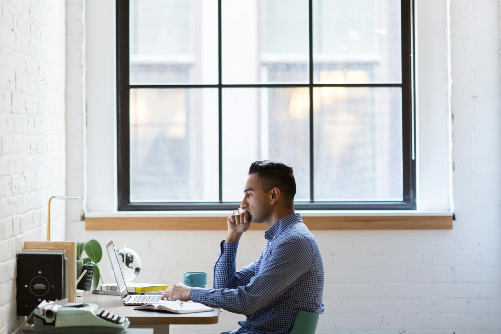 Interface de recherche d'emploi sur ordinateur portable, bureau moderne lumineux
