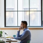 Interface de recherche d'emploi sur ordinateur portable, bureau moderne lumineux