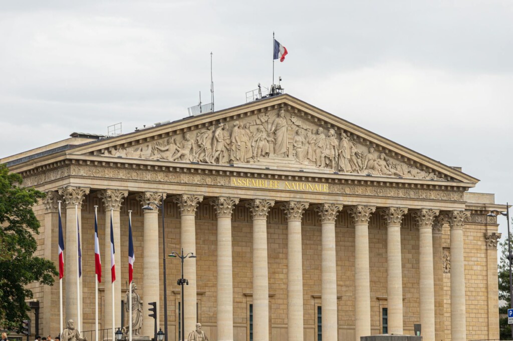 Bâtiment officiel français avec drapeau tricolore, symbolisant la régulation numérique