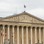 Bâtiment officiel français avec drapeau tricolore, symbolisant la régulation numérique
