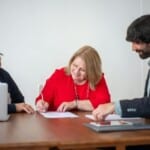 Conseiller financier expliquant un contrat d'assurance vie à un client