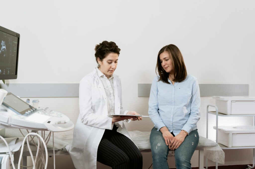 Femme patiente en consultation avec une gynécologue dans cabinet médical