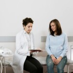 Femme patiente en consultation avec une gynécologue dans cabinet médical