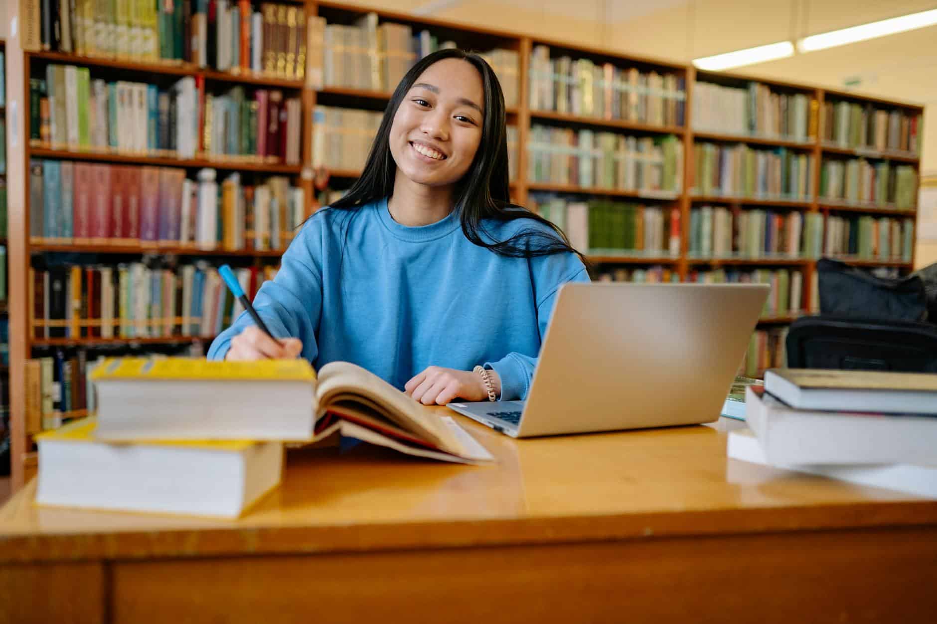 Étudiant connecté à l'ENT Capitole sur un ordinateur portable en bibliothèque universitaire