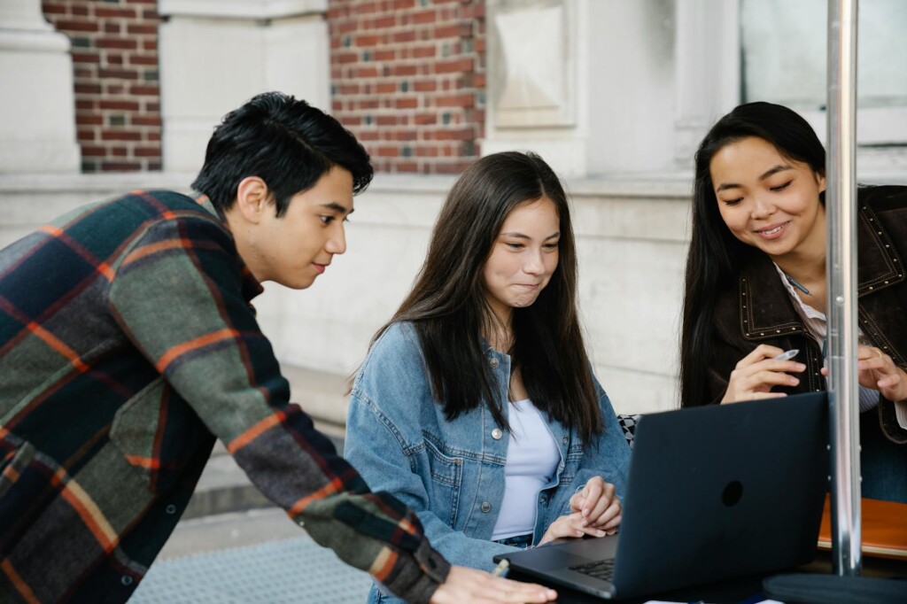Étudiant connecté à son ENT sur ordinateur portable dans une bibliothèque universitaire