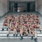 Élèves officiers en uniforme militaire devant bâtiment académique Saint-Cyr Coëtquidan