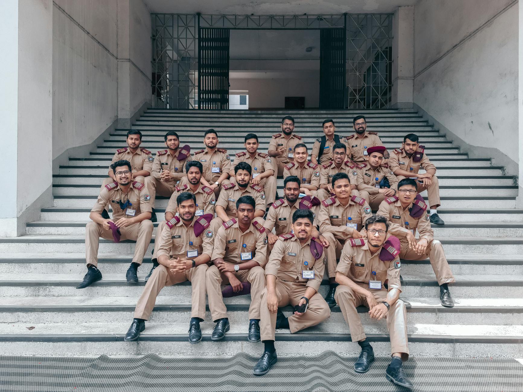 Élèves officiers en uniforme militaire devant bâtiment académique Saint-Cyr Coëtquidan