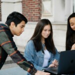 étudiant connecté à un portail universitaire numérique sur ordinateur campus
