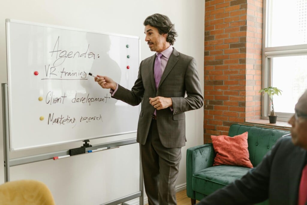 Professionnel analysant une carte de positionnement stratégique sur tableau blanc