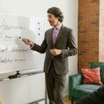 Professionnel analysant une carte de positionnement stratégique sur tableau blanc