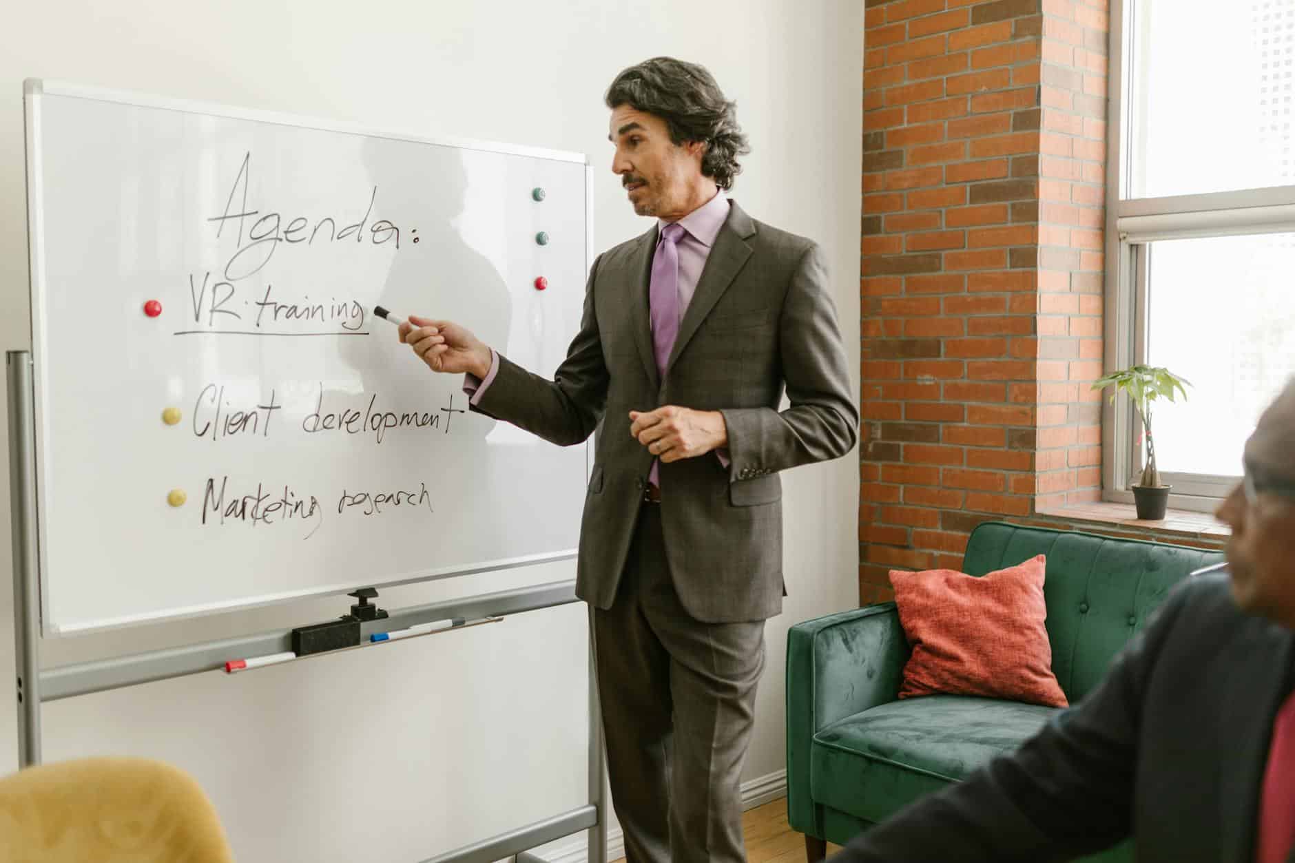 Professionnel analysant une carte de positionnement stratégique sur tableau blanc