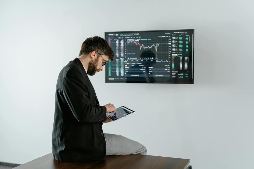 Journaliste web analysant des données SEO sur un écran d'ordinateur moderne