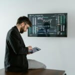 Journaliste web analysant des données SEO sur un écran d'ordinateur moderne