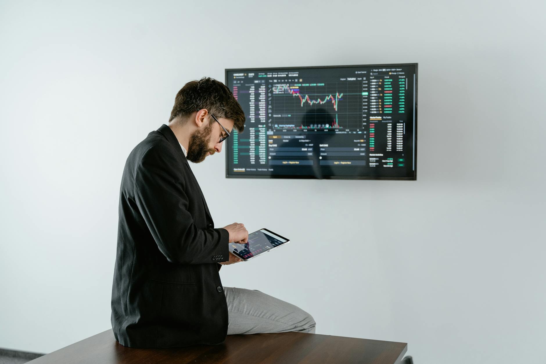 Journaliste web analysant des données SEO sur un écran d'ordinateur moderne