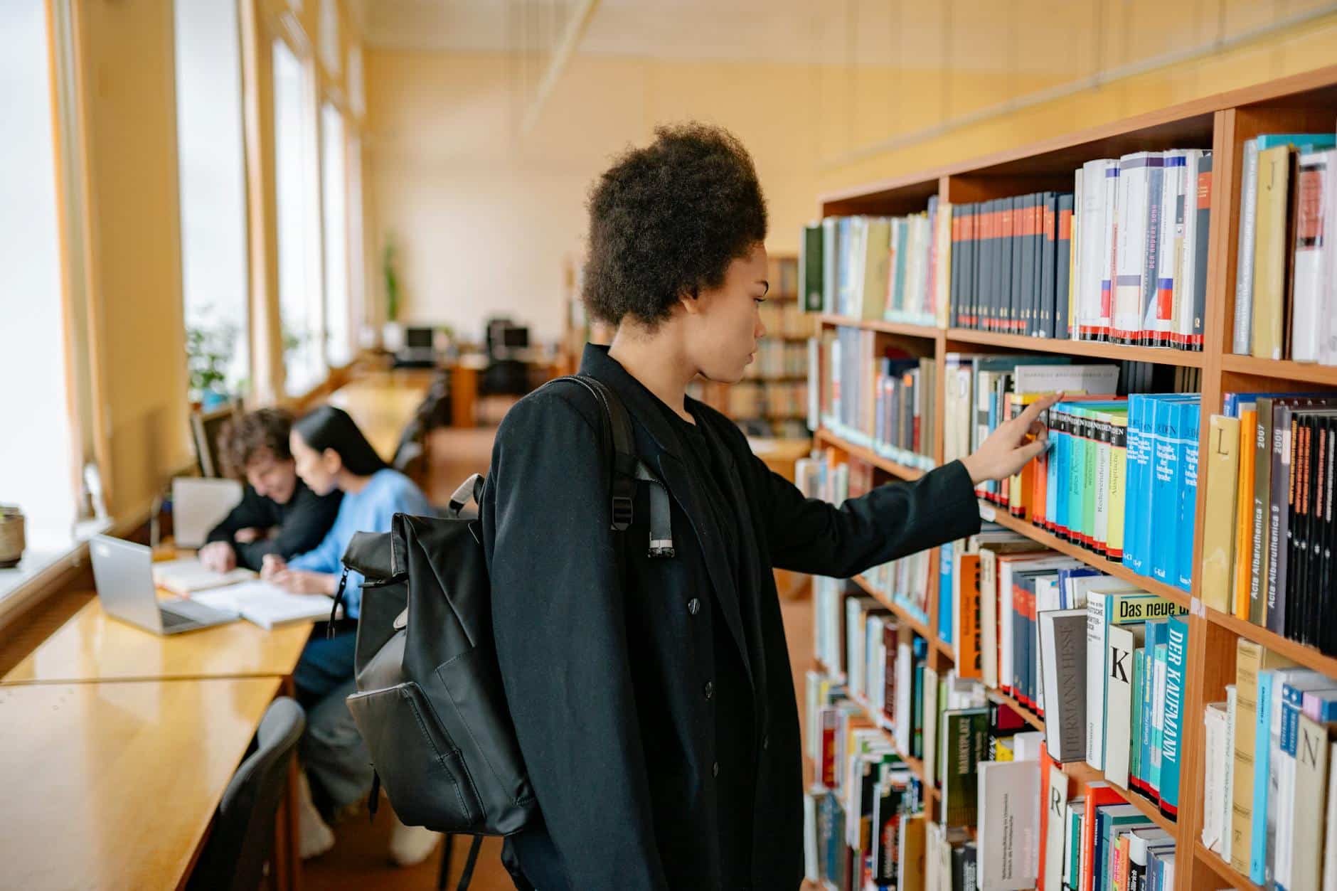 Étudiants connectés sur ordinateur dans une bibliothèque universitaire parisienne