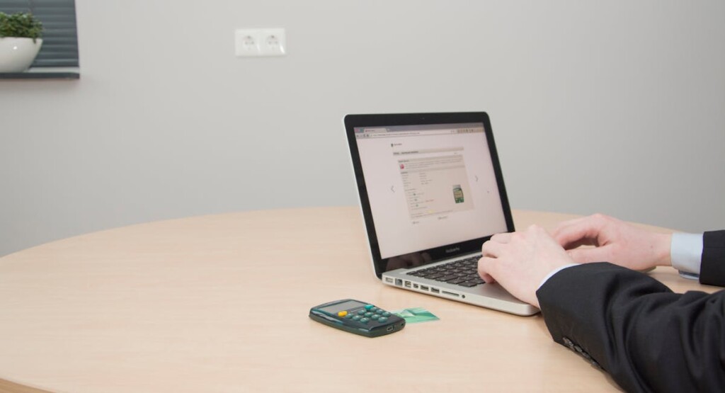 Personne consultant son compte bancaire sur ordinateur portable, interface La Banque Postale