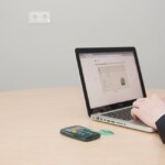 Personne consultant son compte bancaire sur ordinateur portable, interface La Banque Postale