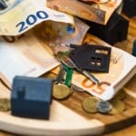 Conseiller bancaire remettant une offre de prêt immobilier à un couple