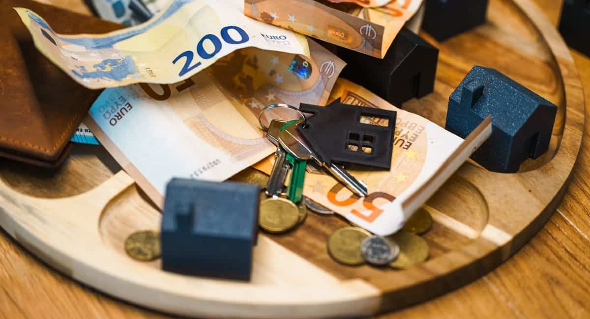 Conseiller bancaire remettant une offre de prêt immobilier à un couple