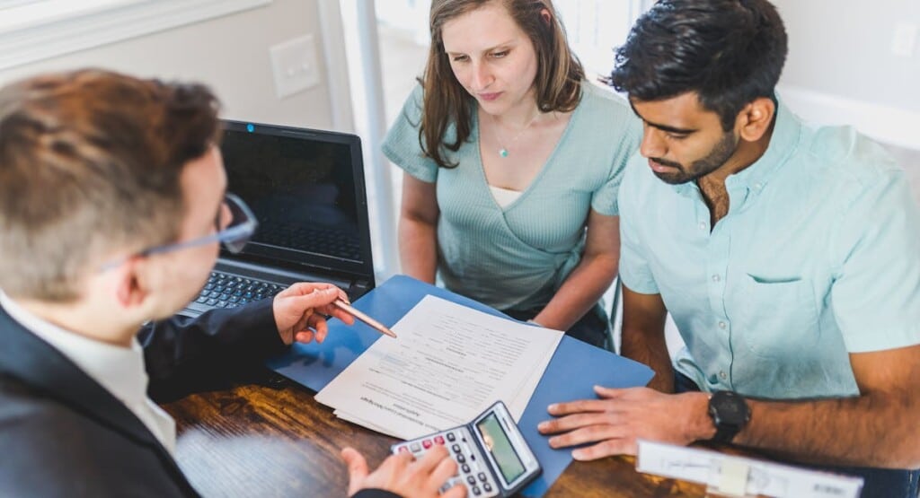 Couple consultant une simulation de prêt immobilier sur ordinateur portable