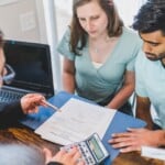 Couple consultant une simulation de prêt immobilier sur ordinateur portable