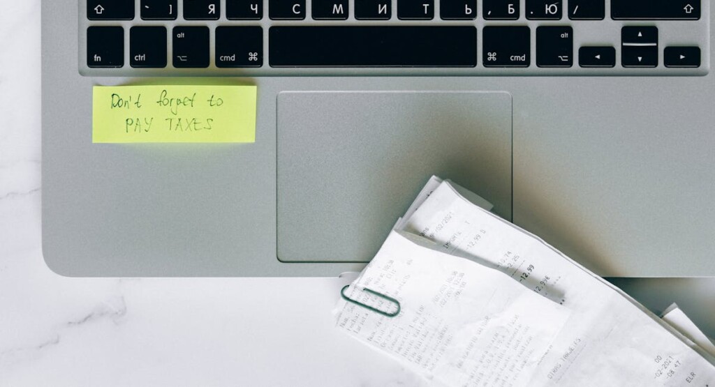 Micro-entrepreneur au bureau vérifiant ses obligations fiscales sur ordinateur