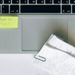 Micro-entrepreneur au bureau vérifiant ses obligations fiscales sur ordinateur