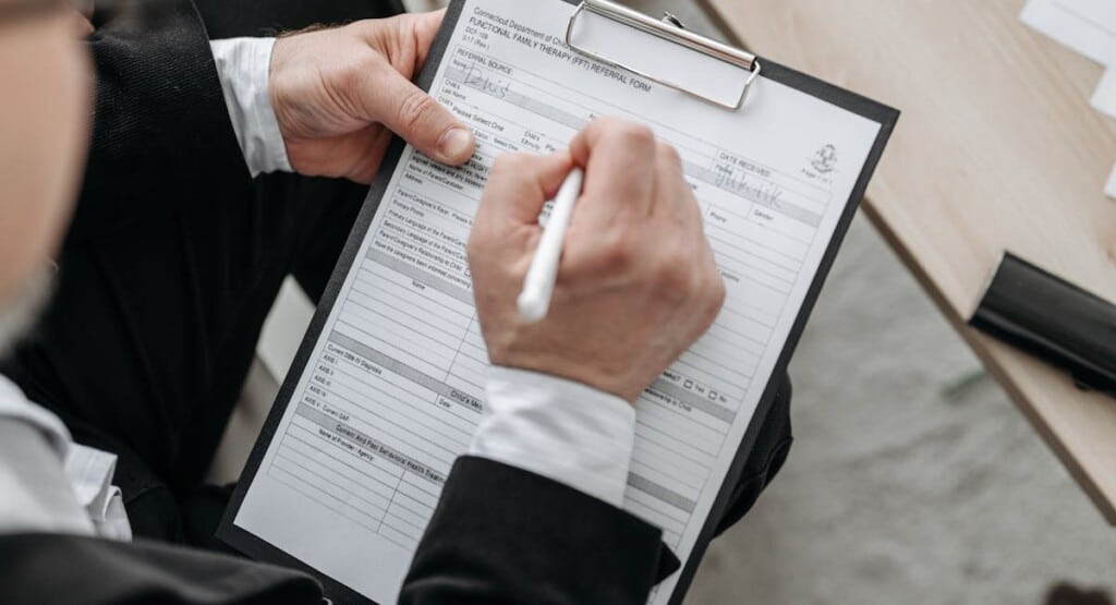 Deux associés signent un acte de cession de parts sociales devant un notaire