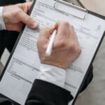 Deux associés signent un acte de cession de parts sociales devant un notaire