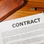 Deux associés signent un acte de cession de parts sociales en SARL