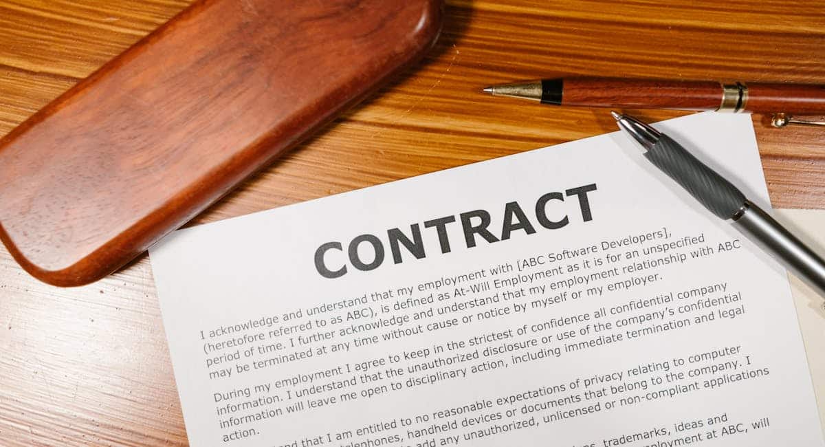 Deux associés signent un acte de cession de parts sociales en SARL