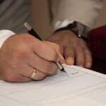 Entrepreneur RGE complétant un formulaire administratif de rénovation énergétique