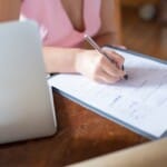 Entrepreneur remplissant un formulaire administratif de rénovation énergétique