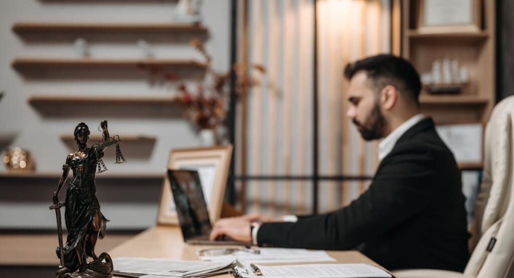 Entrepreneur consultant documents juridiques création holding patrimoniale bureau