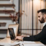 Entrepreneur consultant documents juridiques création holding patrimoniale bureau