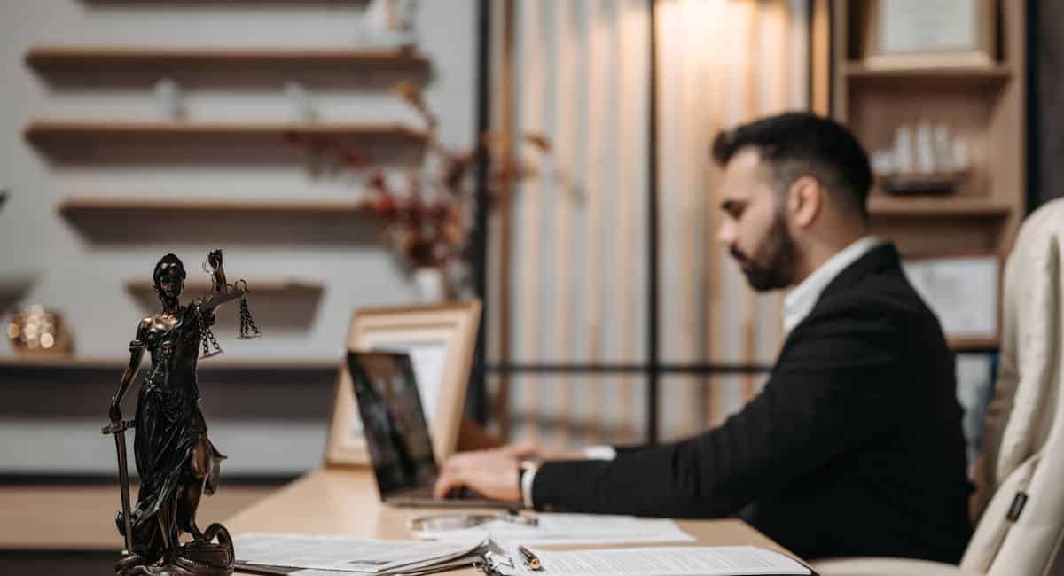 Entrepreneur consultant documents juridiques création holding patrimoniale bureau