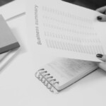 Dirigeant consultant des documents de création de holding patrimoniale sur bureau