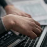 Entrepreneur à son bureau vérifiant une facture sans TVA