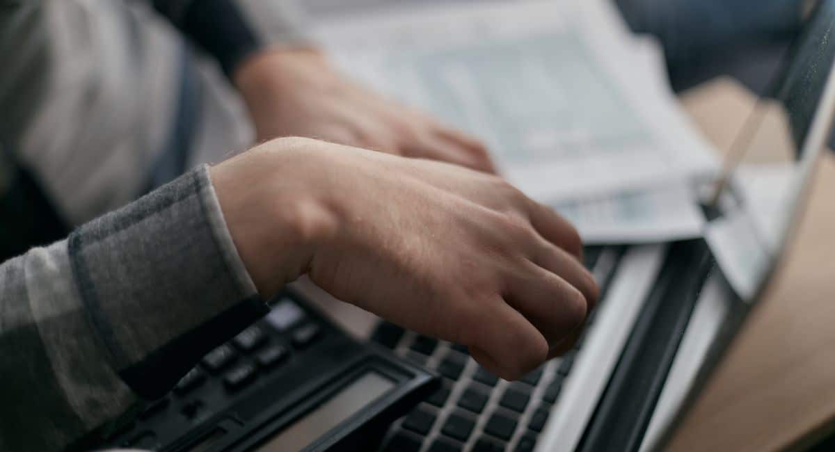 Entrepreneur à son bureau vérifiant une facture sans TVA