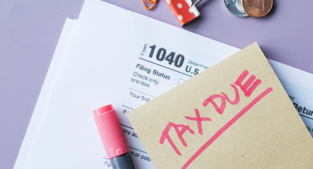 Auto-entrepreneur concentré sur ses documents fiscaux et factures professionnelles