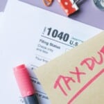 Auto-entrepreneur concentré sur ses documents fiscaux et factures professionnelles