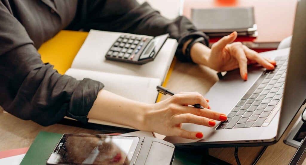 Dirigeant devant ordinateur simulant son revenu net d'entrepreneur