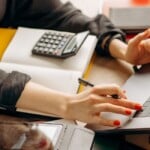 Dirigeant devant ordinateur simulant son revenu net d'entrepreneur