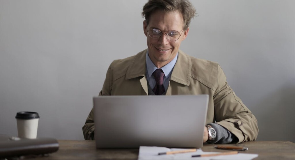 Chef d'entreprise consultant son espace fiscal professionnel sur ordinateur