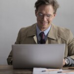 Chef d'entreprise consultant son espace fiscal professionnel sur ordinateur