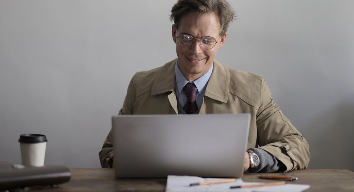 Chef d'entreprise consultant son espace fiscal professionnel sur ordinateur