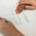 Fondateur startup en réunion de négociation term sheet avec investisseur VC