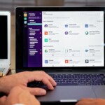 Comptable configurant une synchronisation cloud sur ordinateur portable au bureau
