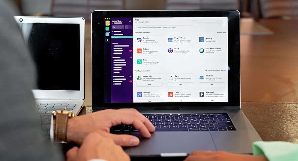 Comptable configurant une synchronisation cloud sur ordinateur portable au bureau