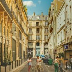 Façade d'agence immobilière parisienne dans un quartier résidentiel animé